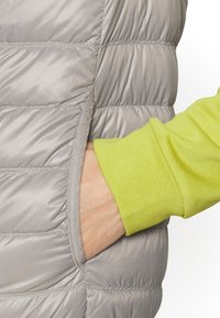 EA7 Emporio Armani WAISTCOAT - Strukirani kaput - grigio chiaro