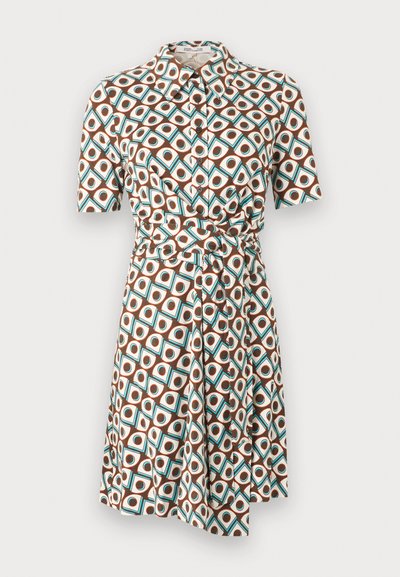 Φόρεμα με κοντά μανίκια και γιακά, με γεωμετρικό μοτίβο σε καφέ, τυρκουάζ και λευκό, κουμπιά στο μπροστινό μέρος και ζώνη στη μέση δεμένη με φιόγκο.