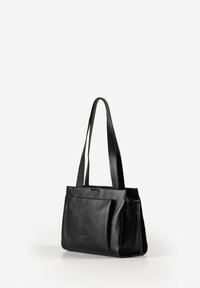 Zwarte leren schoudertas met lange riemen, één groot voorvak en een minimalistisch ontwerp op een witte achtergrond.