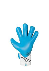 Gant de gardien de but bleu avec une paume en latex lisse, une prise texturée et une sangle de poignet blanche ornée d'accents noirs et argentés. Design à cinq doigts.