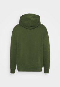 Sudadera verde en mezcla de algodón, con una gran capucha, mangas raglán y puños y dobladillo acanalados. Textura suave con un color sólido.