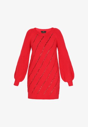 Rode gebreide jurk met ballonmouwen, voorzien van diagonale gouden accenten en een textuurpatroon. Ronde halslijn en geribde manchetten.
