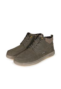 Botas de tobillo de ante verde oscuro con forro de lana gris, detalles amarillos y suelas de goma. Presentan cordones tradicionales y detalles de costura.