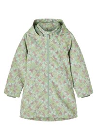 Veste de pluie à capuche vert clair avec un motif floral en rose, blanc et bleu. Dispose d'une fermeture éclair frontale et de deux poches latérales.