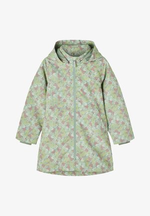 Veste de pluie à capuche vert clair avec un motif floral en rose, blanc et bleu. Dispose d'une fermeture éclair frontale et de deux poches latérales.