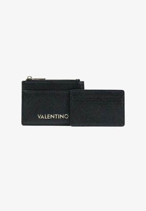 Zwarte, gestructureerde leren Valentijn-kaarthouder en ritsportemonnee met een goudkleurig logo op de voorkant van het etui, beide ontworpen voor het organiseren van kaarten en contant geld.