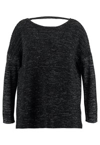 Černý pletený svetr s dlouhým rukávem, jemnou vodorovnou žebrovanou strukturou a širokým výstřihem ve tvaru člunu.