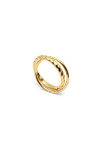 Anillo de banda retorcida de oro con un acabado suave y pulido, con un diseño dual que consiste en una banda retorcida y una circular lisa.