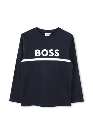 Marineblauw shirt met lange mouwen met witte tekst "BOSS" en een horizontale witte streep over de borst.