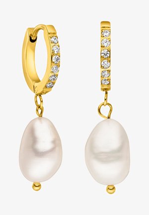 Goldene Creolen, die mit einer Reihe von kleinen Strasssteinen verziert sind, jeweils mit einer hängenden, unregelmäßig geformten weißen Süßwasserperle.