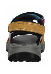 Sandal para mujer con correas de ante y textil multicolores, correa amarilla ajustable, suela gris y suela negra texturizada para tracción.