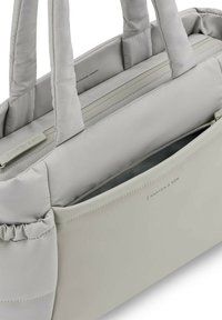 Borsa a tracolla grigia imbottita con manici doppi, caratterizzata da un materiale esterno liscio e una tasca con zip per l'organizzazione. Logo impresso sul lato.