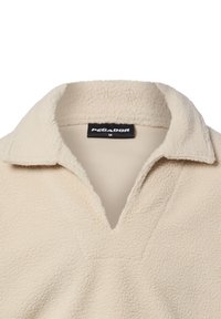 Cremefarbener Fleece-Pullover mit einem Kragen und einer V-förmigen Öffnung. Das Etikett trägt die Aufschrift "PEGADOR M." Weiche Textur, keine sichtbaren Muster.