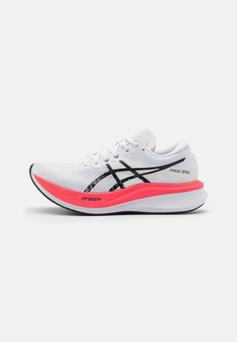 Baskets de course blanches avec une tige texturée, des lignes noires d'accent et une semelle intermédiaire rose étiquetée « FF Blast+ », présentant un design élégant et léger.
