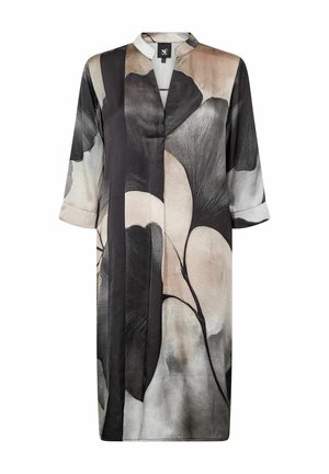 Plynulá róba z ľahkej látky s kvetinovým vzorom v čiernych, béžových a sivých tónoch; s golierom a tromi štvrťovými rukávmi.