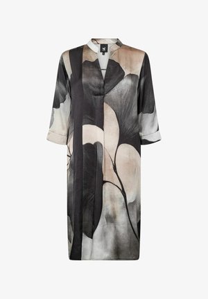 Túnica fluida de tela ligera con estampado floral en tonos negro, beige y gris; diseño con cuello y mangas tres cuartos.