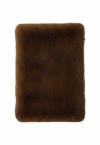 Bruine, zachte rechthoekige deken met een zachte, gestructureerde oppervlak en afgeronde hoeken, ontworpen voor comfort en warmte.