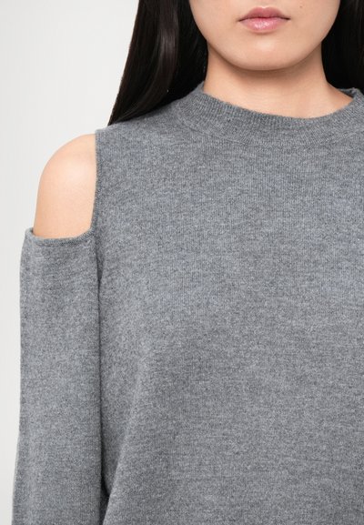Maglione grigio a maglia con design a spalla scoperta, scollatura rotonda e maniche lunghe. Tessuto morbido e sottili variazioni nel pattern della maglia.