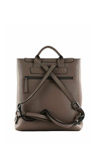 Sac à dos en cuir marron avec double poignées, bandoulière ajustable, poche avant zippée et design porté en bandoulière. Texture lisse, style minimaliste.