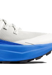 Laufschuh mit einem weißen Mesh-Obermaterial, blauer Zwischensohle und schwarzem Gummiaußensohlen. Verfügt über ein strukturiertes Muster und ein traditionelles Schnürsystem.