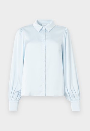 Blouse en satin bleu clair à manches longues avec des boutons sur le devant, un col pointu et des poignets froncés sur un fond uni.