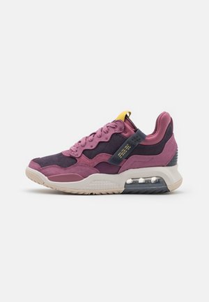 Fioletowo-różowy sneaker z beżową podeszwą i widoczną poduszką powietrzną, z żółtą pętelką do ściągania i czarną boczną metką z napisem.