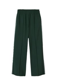 Pantalons larges verts en tissu doux avec une taille élastique. Présente des rayures blanches sur les côtés et un design plissé à l'avant.