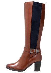 Bota de cuero marrón hasta la rodilla con un panel trasero de ante azul marino, un detalle de hebilla lateral y un tacón de bloque texturizado. Acabado liso y mate.