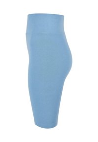 Shorts taille haute, longueur genou, bleu clair stretch avec texture lisse et sans motifs ni logos visibles, vus de profil.