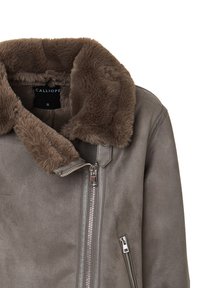 Giacca in finta pelle grigia con colletto in pelliccia marrone, chiusura zip frontale e tasche laterali. Tessuto liscio con fodera calda. Taglia S.