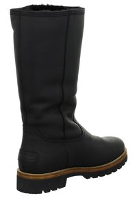 Bottes en cuir noir montantes avec finition texturée, bout rond et semelle robuste. Présente des coutures visibles et une doublure en fourrure douce en haut.