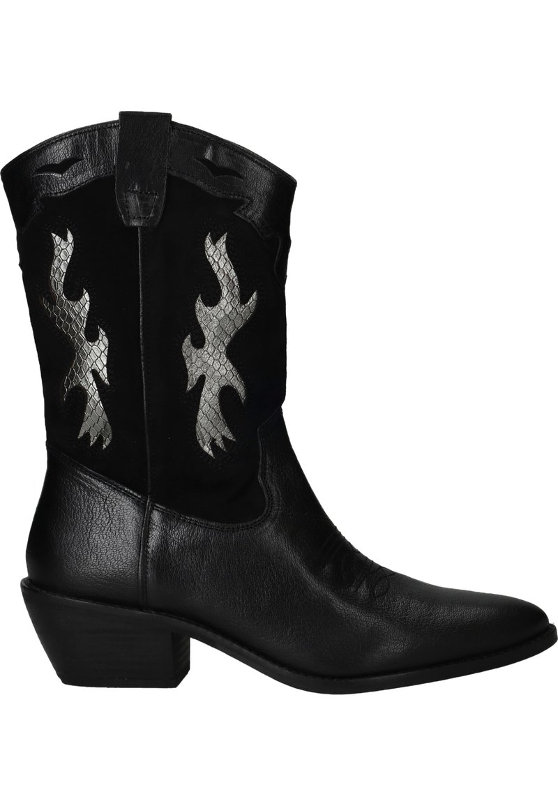 Zwarte cowboylaarzen met een spitse neus, gestructureerd leer, bovenwerk van suede en zilveren vlamachtige accenten. Gelaagde hak voor stabiliteit.