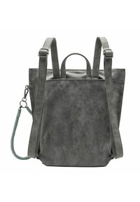 Mochila gris hecha de un material suave y texturizado. Presenta correas ajustables para los hombros, un asa en la parte superior y una correa decorativa con un diseño tejido.