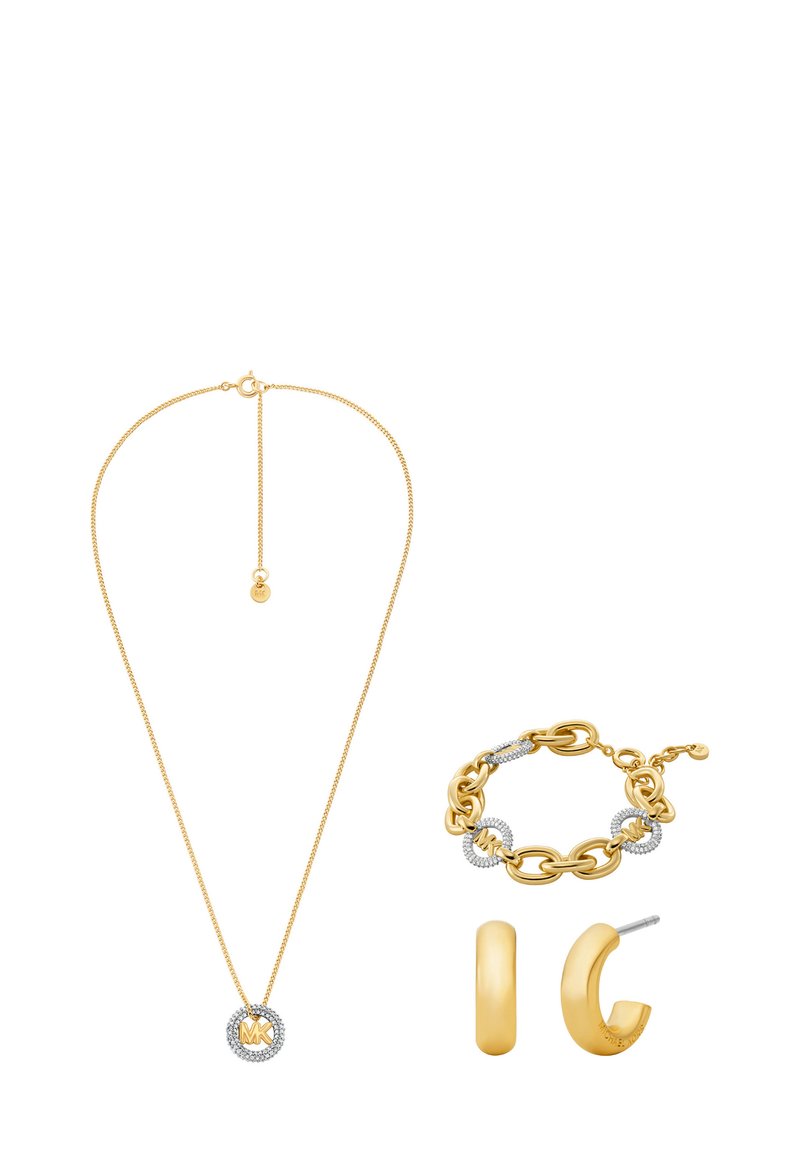 Set di gioielli oro con una collana a catena con pendente, un bracciale con anelli e dettagli, e orecchini a cerchio.