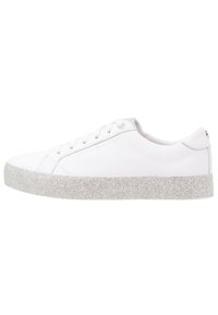 Sneaker in pelle bianca con suola glitterata argento. Presenta lacci tondi e un design minimalista. Logo in rilievo sul lato.