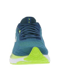 Zapatilla de running azul con parte superior de malla texturizada, acentos verdes y suela blanca. Cuenta con cordones planos y un diseño de punta redondeada.