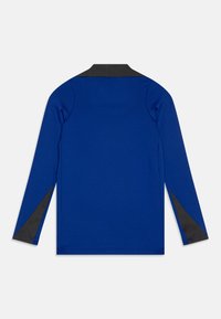 Langermet treningsskjorte i livlig blå med svart krage og kontrasterende svarte detaljer på ermene. Glatt, elastisk stoff.