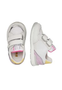 Weiße Sportschuhe mit strukturiertem Obermaterial, doppelten Klettverschlüssen und sanften Akzenten in Rosa, Gelb und Lavendel an der Ferse.