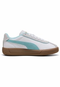 Adidași albi cu accente bleu deschis, suède gri la călcâi și o talpă din cauciuc maroniu. Prezintă o textură netedă și șireturi.