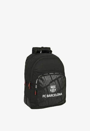 Czarny plecak FC Barcelona z logo na przodzie, wieloma zamykanymi na zamek przegródkami i czerwonymi uchwytami zamków.
