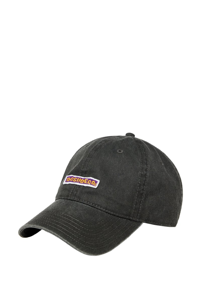 Casquette de baseball en coton noir avec visière courbée, présentant un patch logo brodé violet et jaune à l'avant.