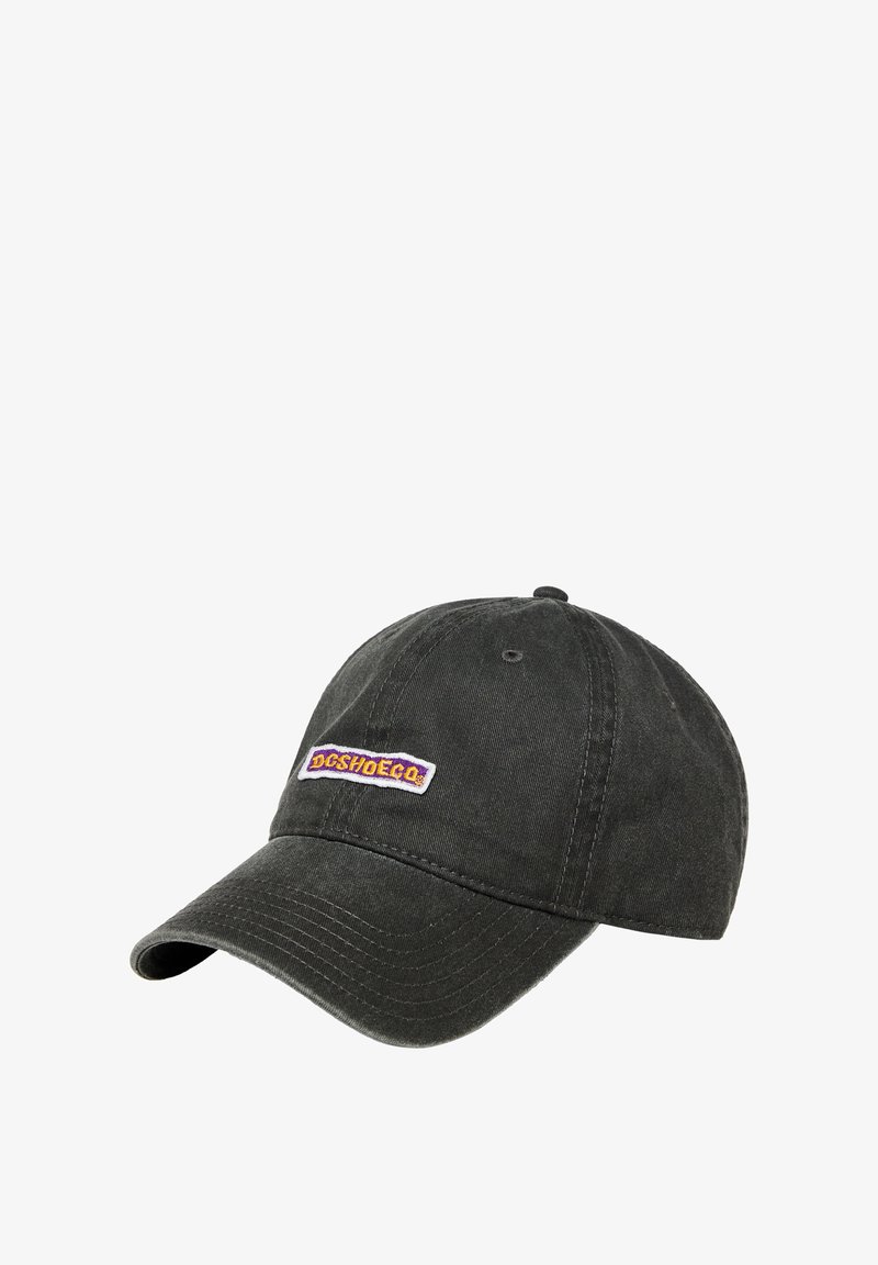 Zwarte katoenen baseballcap met gebogen klep, voorzien van een paars en geel geborduurd logo-patch op de voorkant.