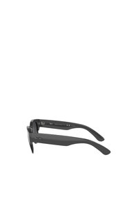 Occhiali da sole Ray-Ban con montatura in plastica nera opaca, forma quadrata, lenti oscurate e dettagli del logo discreti sugli astucci.