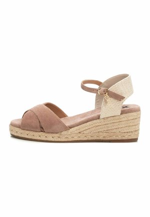 Sandalias de cuña de ante rosa con tiras entrecruzadas, correa al tobillo con hebilla y detalles de yute trenzado en el talón de cuña. Textura suave.