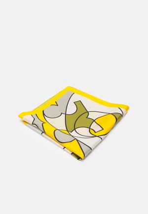 Pañuelo de seda doblado con formas abstractas en amarillo, verde oliva, gris y blanco contorneadas en negro sobre un fondo gris claro.