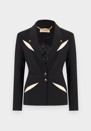 Melns piegriezts bleizeris ar krēmkrāsas izgriezumiem priekšpusē un zelta pogām, kakla izgriezumā iekļauta zelta ķēdīte un smalka logotipa odere.