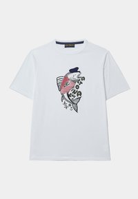 Camiseta de algodón blanca con un gráfico de un pez vestido con una camisa a rayas roja y un beret marino, acompañado de acentos de temática náutica y texto.