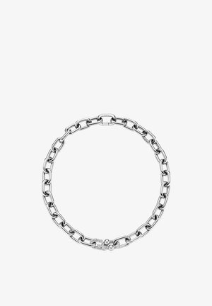 Stříbrný řetízkový náramek se vzájemně propojenými články, vybavený texturovanou sponou s jiskřivými akcenty. Lesklý a uhlazený povrch po celém náramku.