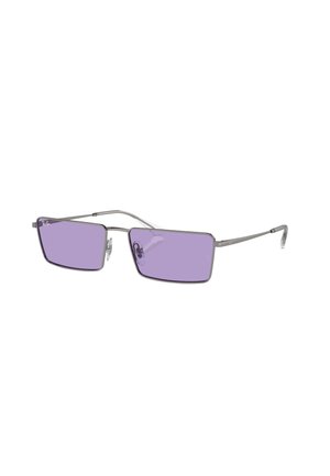 Occhiali da sole rettangolari viola con una sottile montatura in argento e un design leggero. Presentano un branding discreto sulla lente e terminali auricolari trasparenti.
