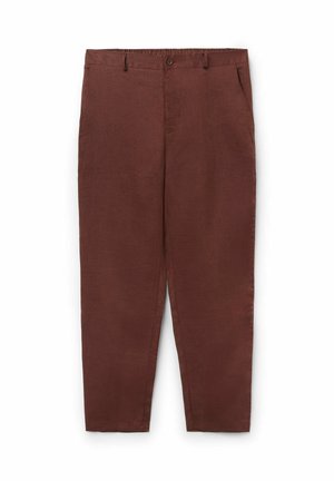 Pantalon marron droit avec passants pour ceinture, fermeture éclair et bouton à l'avant, et poches latérales, présenté sur fond blanc.